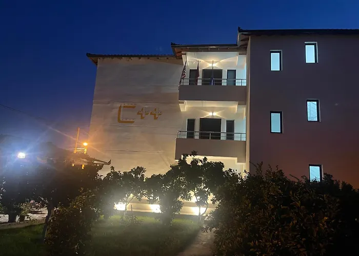 C Plus Отель Берат